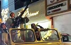 تصاویری از دخترانِ مسلح به تیربار در خیابان‌های تهران