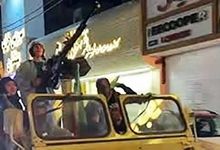 تصاویری از دخترانِ مسلح به تیربار در خیابان‌های تهران