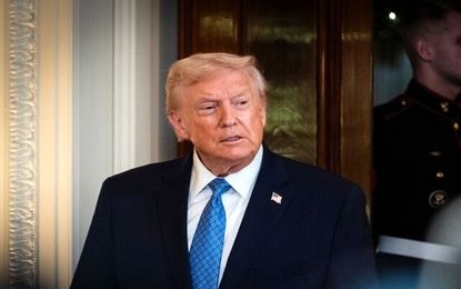 وضعیت عجیب دست ترامپ / عکس