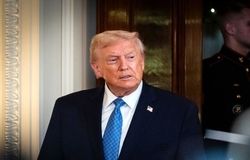 وضعیت عجیب دست ترامپ / عکس