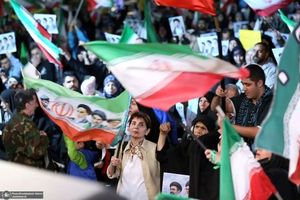 عکس متفاوت یک زن مسلح روی موتور در تهران