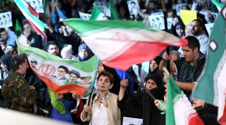 عکس متفاوت یک زن مسلح روی موتور در تهران