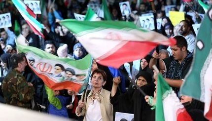 عکس متفاوت یک زن مسلح روی موتور در تهران