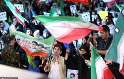 عکس متفاوت یک زن مسلح روی موتور در تهران