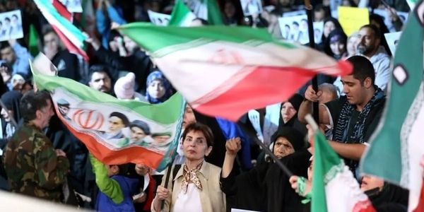 عکس متفاوت یک زن مسلح روی موتور در تهران