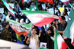 عکس متفاوت یک زن مسلح روی موتور در تهران
