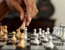 مصدومیت پا در مسابقه شطرنج!/ ویدئو