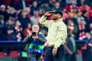 حمایت ویژه نماینده مجلس از پسرش با شال بایرن مونیخ!/ عکس