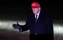 ترامپ خودشیفته از مجسمه طلایی خود رونمایی کرد