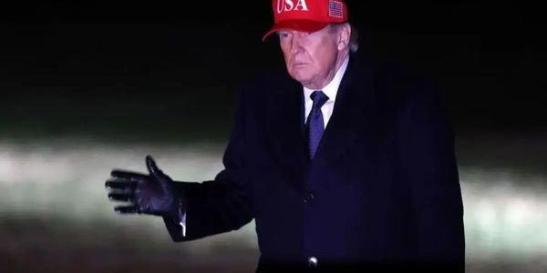 ترامپ خودشیفته از مجسمه طلایی خود رونمایی کرد