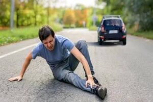 لحظات پریدن جلوی خودرو برای گرفتن دیه