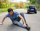 لحظات پریدن جلوی خودرو برای گرفتن دیه
