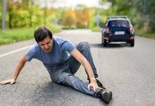 لحظات پریدن جلوی خودرو برای گرفتن دیه