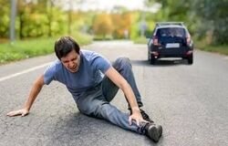 لحظات پریدن جلوی خودرو برای گرفتن دیه