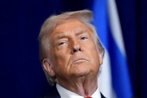 عکسی خیره کننده از وضعیت عجیب دست ترامپ