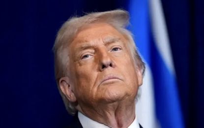 عکسی خیره کننده از وضعیت عجیب دست ترامپ