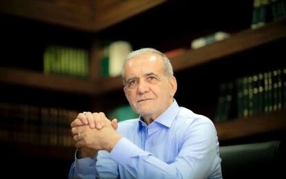 «مسعود پزشکیان» در جوانی و به همراه همسرش در کنار یک آبشار