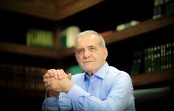 «مسعود پزشکیان» در جوانی و به همراه همسرش در کنار یک آبشار