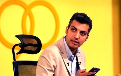 عادل فردوسی‌پور پیانیست یک پاساژ شد/ ویدئو