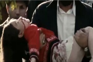 فیلم ضجه های مادر ملینا کوچولو که دست در دست پدر گلوله خورد