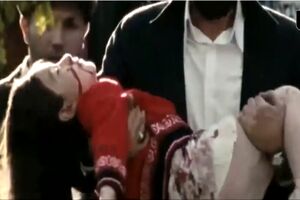 فیلم ضجه های مادر ملینا کوچولو که دست در دست پدر گلوله خورد