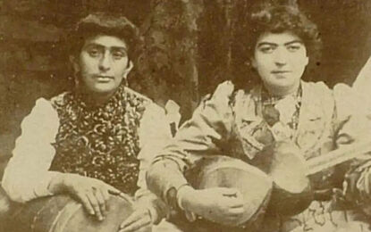 عکسی از یک گروه مطربی زنانه در زمان قاجار