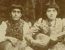 عکسی از یک گروه مطربی زنانه در زمان قاجار
