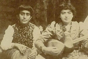 عکسی از یک گروه مطربی زنانه در زمان قاجار