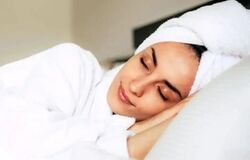 به این ۵ دلیل، شب‌ها با موهای خیس نخوابید