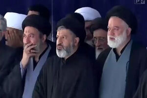 حضور فرزندان رهبر شهید انقلاب در مصلی تهران/ گریه فرزندان امام شهید/ ویدئو