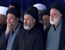 حضور فرزندان رهبر شهید انقلاب در مصلی تهران/ گریه فرزندان امام شهید/ ویدئو