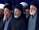 حضور فرزندان رهبر شهید انقلاب در مصلی تهران/ گریه فرزندان امام شهید/ ویدئو