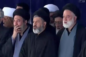 حضور فرزندان رهبر شهید انقلاب در مصلی تهران/ گریه فرزندان امام شهید/ ویدئو