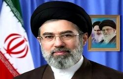 عکس یادگاری پرستارهای بی حجاب با آیت الله سید مجتبی خامنه ای