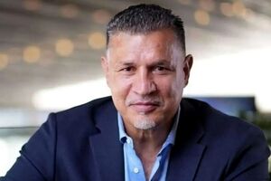 پخش زنده صداسیما: علی دایی از سگ های هلال احمر پَست تر است/ ویدئو