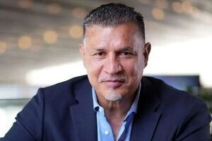 پخش زنده صداسیما: علی دایی از سگ های هلال احمر پَست تر است/ ویدئو
