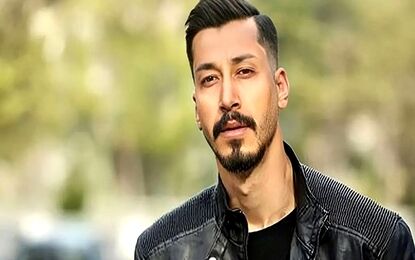 حضور بهرام افشاری در مراسم یکی از جانباختگان دی ماه/ عکس