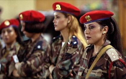 تصویری جالب و تاریخی از بادیگارد زن معمر قذافی با مسلسل/ عکس