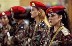 تصویری جالب و تاریخی از بادیگارد زن معمر قذافی با مسلسل/ عکس