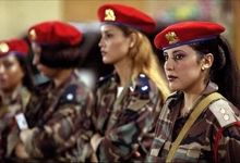 تصویری جالب و تاریخی از بادیگارد زن معمر قذافی با مسلسل/ عکس