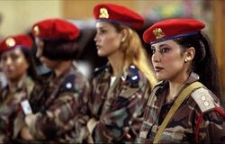 تصویری جالب و تاریخی از بادیگارد زن معمر قذافی با مسلسل/ عکس