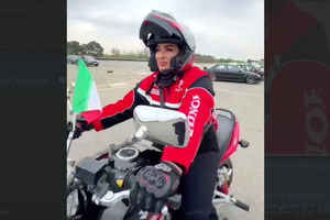 تک چرخِ یک زن موتورسوار «به عشق آقا سید مجتبی»/ ویدئو