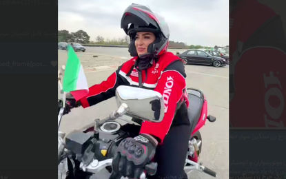 تک چرخِ یک زن موتورسوار «به عشق آقا سید مجتبی»/ ویدئو